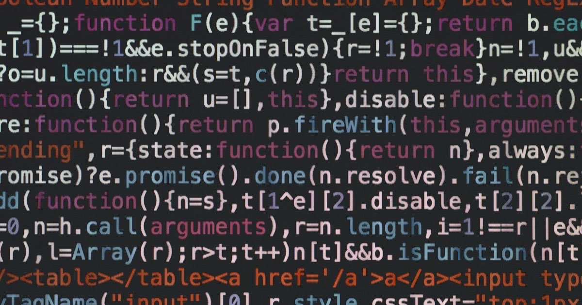 Lignes de code affichées sur un écran, illustrant une revue de code